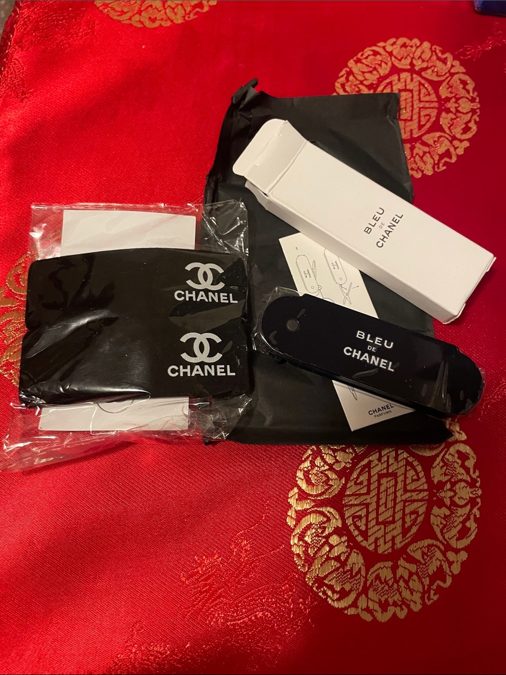 CHANEL GWP Bleu de Chanel Black Travel Accessory Set and hair accessories
